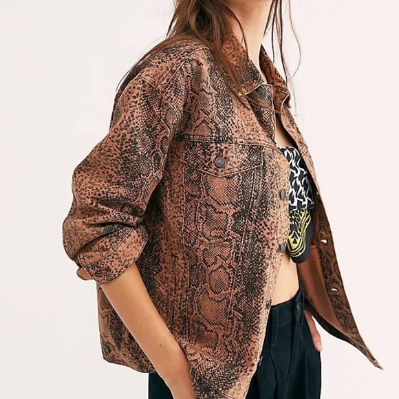 🎉HP🎉 Free People NWT Snake print Trucker denim Jacket. Sz. M - Picture 2 of 9